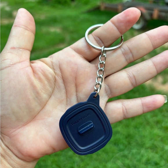 TUPPERWARE KEYCHAIN - Picture 3 of 4